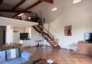 Μια τηλεόραση ή/και κέντρο ψυχαγωγίας στο Villa indépendante dans un domaine privé 25 minutes de Cannes