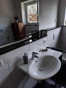 Ένα μπάνιο στο gemütliche Ferienwohnung +2 φωτογραφίες