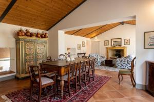 LurianoにあるNociarella - Podere Casolare nel cuore della Toscanaのテーブルと椅子のあるダイニングルーム
