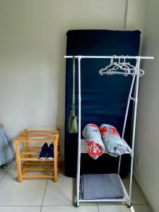 a bunk bed with pillows and a shelf in a room at Apartamento Lótus Ar Cond Pertinho FIG e Centro in Garanhuns +24 photos