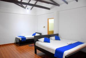 Letto o letti in una camera di Tunnel Side Hotel Ramboda