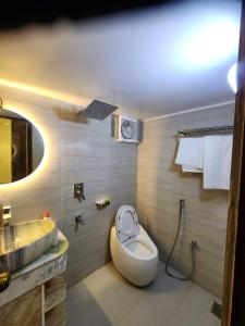 un bagno con un water bianco e un lavandino di Beach Anaya Food Junction & Resort a Cox's Bazar Altre 15 foto