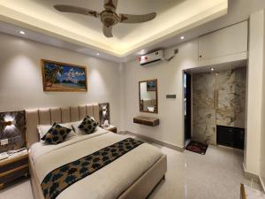 una camera da letto con un letto e un ventilatore a soffitto di Beach Anaya Food Junction & Resort a Cox's Bazar