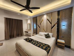 una camera con letto e ventilatore a soffitto di Beach Anaya Food Junction & Resort a Cox's Bazar