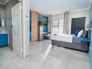 Gallery image of La Rochelle Studio Apartments by Heybert in Secunda +16 photos