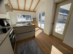 Una cocina o zona de cocina en Swiss Alpine Hideaway