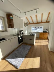 Una cocina o zona de cocina en Swiss Alpine Hideaway