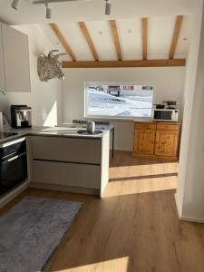 Una cocina o zona de cocina en Swiss Alpine Hideaway