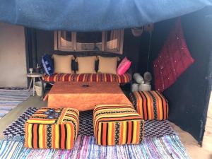 Katil atau katil-katil dalam bilik di Bivouac Le Petit Prince Merzouga