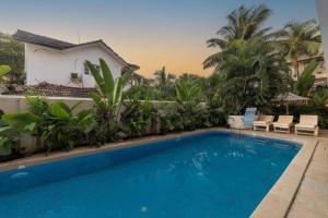 una piscina di fronte a una villa di Echor Samara Morjim Goa Sea view Restro a Morjim Altre 28 foto