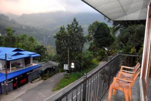 Vista generica sulle montagne o vista sulle montagne dall'interno dell'affittacamere