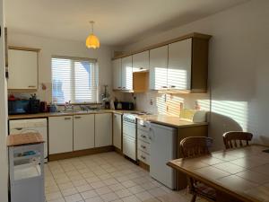 Nhà bếp/bếp nhỏ tại St Helens Bay Holiday Home