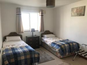 Giường trong phòng chung tại St Helens Bay Holiday Home