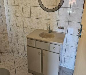 un bagno con lavandino e doccia di House views of Imbituba Beach a Imbituba Altre 62 foto