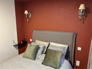 un dormitorio con una cama con dos almohadas en RDC avec Courette - jusqu'à 6 pers - Plage à 100m, en Berck-sur-Mer