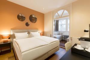 Postel nebo postele na pokoji v ubytování Hotel Künstlerquartier Seezeichen