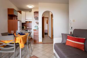 Η κουζίνα ή μικρή κουζίνα στο La casa di Elen con piscina e terrazza