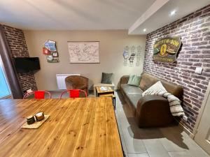 una sala de estar con un sofá y una mesa en RDC avec Courette - jusqu'à 6 pers - Plage à 100m, en Berck-sur-Mer