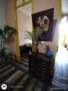 un salon avec une commode et un miroir dans l'établissement Casarão Campina, à Belém