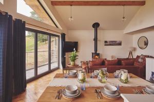 un soggiorno con un tavolo e un divano di Upper Tumble Cottage a Montgomery