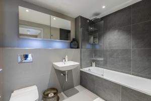 Et badeværelse på Comfortable 2BR in Backbarrow with Parking