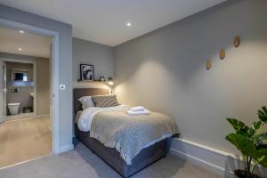 En eller flere senge i et værelse på Comfortable 2BR in Backbarrow with Parking