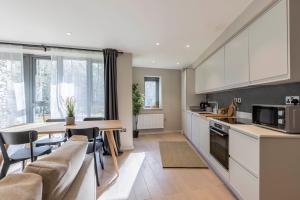 Køkken eller tekøkken på Comfortable 2BR in Backbarrow with Parking + 2 billeder