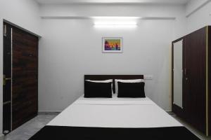 Postel nebo postele na pokoji v ubytování Hotel JS Residency