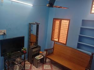 蒂鲁瓦纳马莱Lakshmi Homes Homestay-2的一间带长凳和镜子的客厅