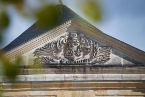 a crest on the side of a building at Château du Tertre in Arsac