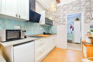Kuchyň nebo kuchyňský kout v ubytování La casita azul de la playa
