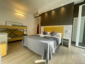 Hotel Eiffel tesisinde bir odada yatak veya yataklar