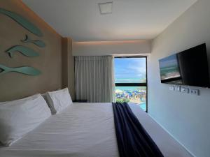 una habitación de hotel con una cama y una ventana grande en Plage du Porto, en Porto de Galinhas 21 fotos más