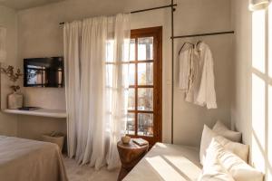 Postel nebo postele na pokoji v ubytování Om Living Pelion