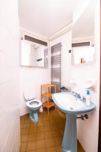 a bathroom with a sink and a toilet at Casa Sabine, appartamento con giardino e vista Rocca in Vesta