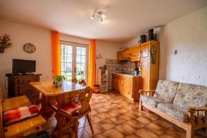 Gallery image of Casa Sabine, appartamento con giardino e vista Rocca in Vesta +7 photos