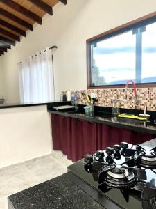 Una cocina o cocineta en Sossego e Boa Vista
