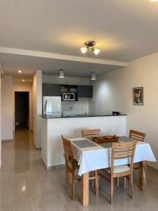 una cucina e una sala da pranzo con tavolo e sedie di Caleta VIEW - Alojamientos a Puerto Madryn
