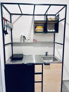 Kuchyň nebo kuchyňský kout v ubytování Hd Guesthouse Oasi urbana con parcheggio privato gratuito, fronte stazione