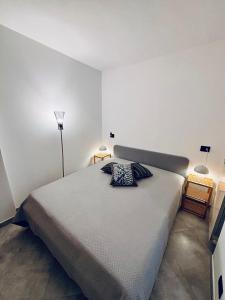 Postel nebo postele na pokoji v ubytování Hd Guesthouse Oasi urbana con parcheggio privato gratuito, fronte stazione