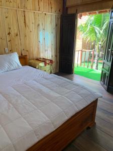 Ένα ή περισσότερα κρεβάτια σε δωμάτιο στο Homestay Rừng Lan