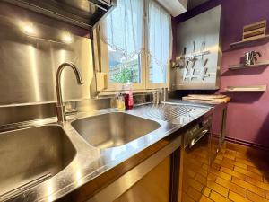 Kuchyň nebo kuchyňský kout v ubytování LEscaleVintage- Balneo - Jardin - Proche mer + 37 fotografií