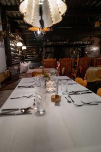 Reštaurácia alebo iné gastronomické zariadenie v ubytovaní Berghotel Blaickner's Sonnalm