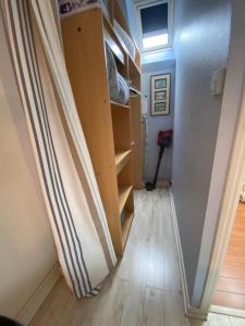 a room with a closet with a wooden floor at Le Coin Tranquille in Dinard