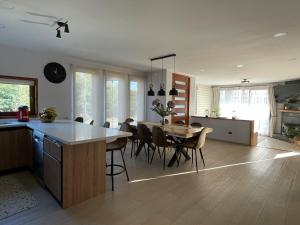 a kitchen and dining room with a table and chairs at Casa en la Nueva Puntilla in Villarrica