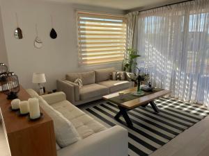 ビジャリカにあるCasa en la Nueva Puntillaのソファとテーブルのあるリビングルーム +46枚の写真