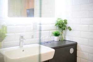 a bathroom with a sink and a mirror at Walton View Hotel in Drighlington +23 photos