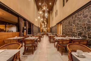 Un restaurant u otro lugar para comer en Las Hayas Ushuaia Resort
