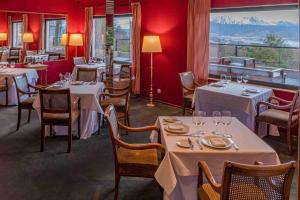 Un restaurant u otro lugar para comer en Las Hayas Ushuaia Resort