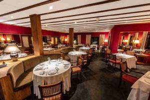 Un restaurant u otro lugar para comer en Las Hayas Ushuaia Resort